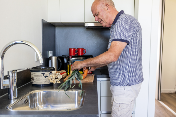 Man in keuken met growkit
