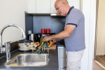 Man in keuken met growkit