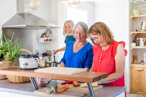 Mensen-in-keuken-met-growkit.png