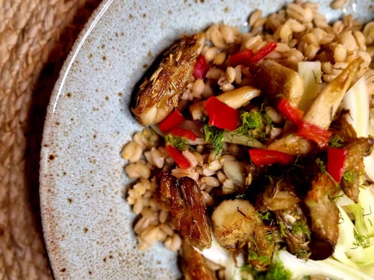 Vegan risotto van parelgort en oesterzwammen