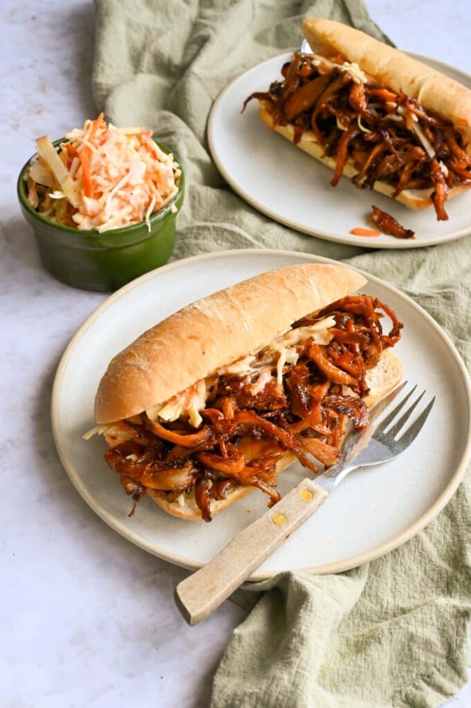 Broodje pulled oesterzwam. Een vegetarisch recept op basis van oesterzwammen.