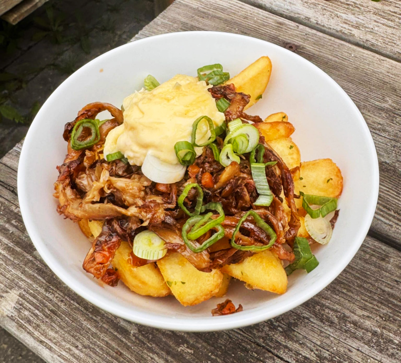 Loaded fries met oesterzwam