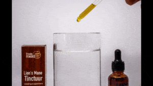 Druppels lions mane tinctuur in glas water